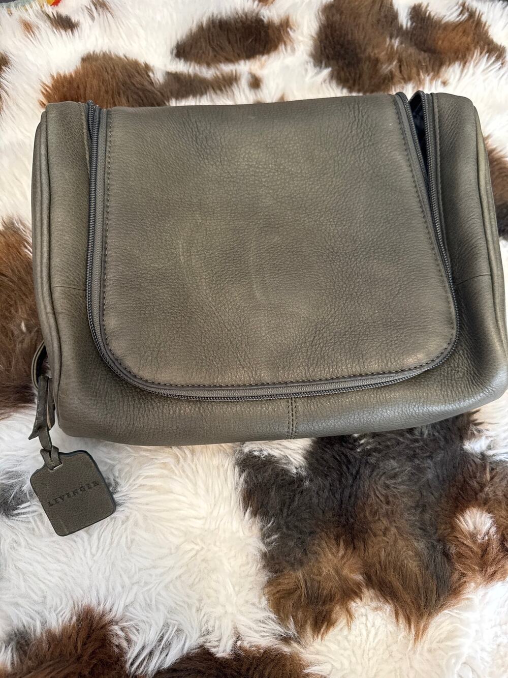 Levenger Olive Green Pebbled Leather Hanging Toiletry Bag Travel Dopp Kit